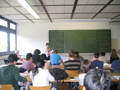 大学的邀请,外语系主任夏蓓洁副教授和德语教研室主任侯继红老师于9月