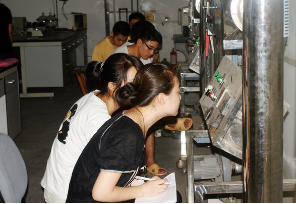 蚌埠学院学生在化工系实验室认真观测数据