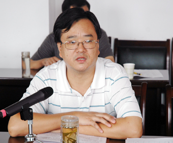 副院长丁明主持会议