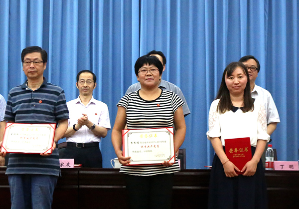 李秀娟老师(图中)在合肥学院庆祝建党95周年表彰大会获颁"优秀共产