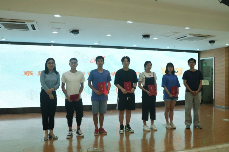 外语系负责人汪倩倩同学介绍了外语系在易班共建中做出的努力:每个