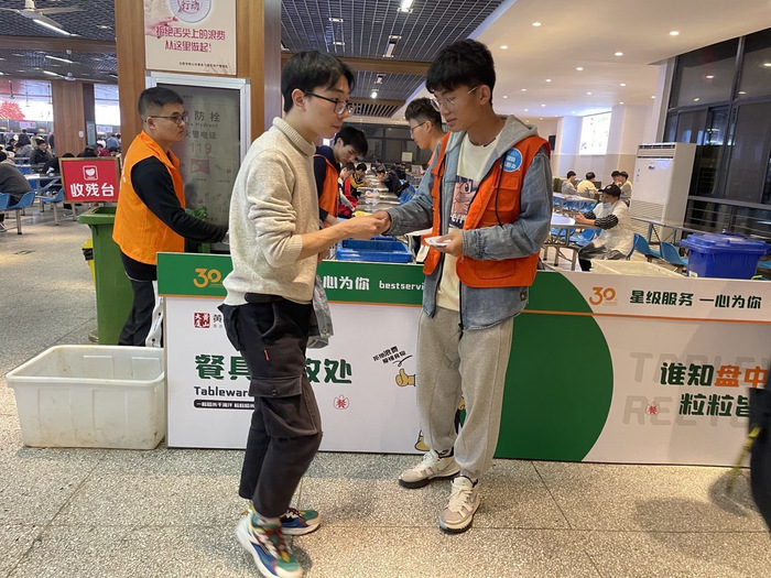 我校开展“共建文明校园”专项志愿服务活动