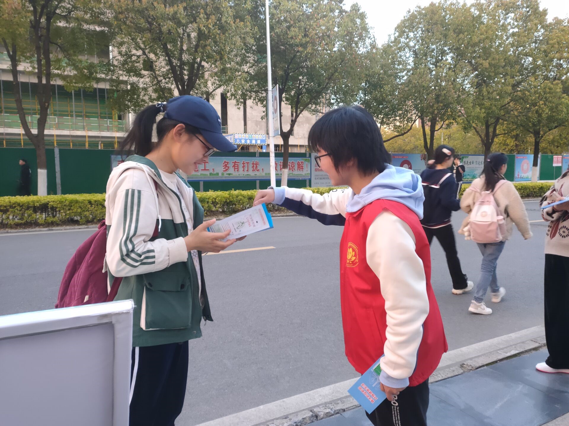 大学生红十字会志愿者参与宣传世界防治结核病日活动