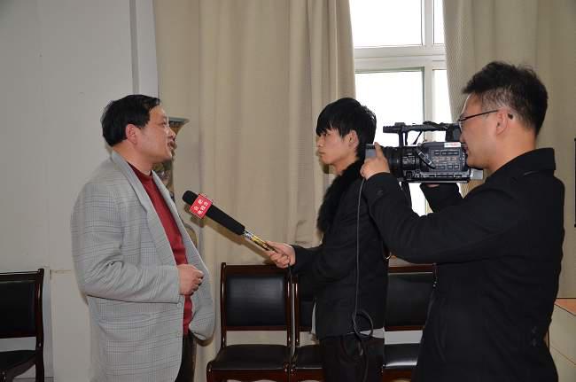 生物系副主任、学校导师代表俞志敏教授接受合肥电视台记者采访