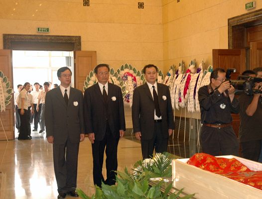 我院党委书记陶登松（中）、院长蔡敬民（右）、副院长丁明（左）向杨老遗体三鞠躬，表达全院师生员工对杨老的敬仰和怀念之情
