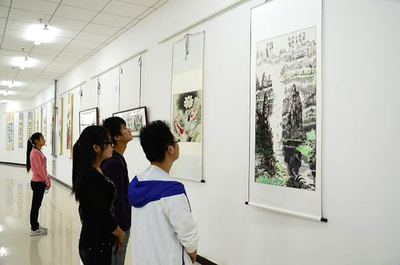 学生参观作品展