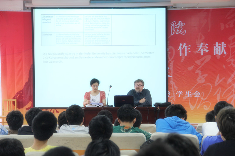 迪克曼先生在做报告