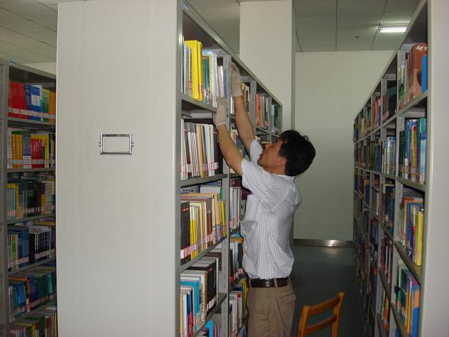 图书上架现场