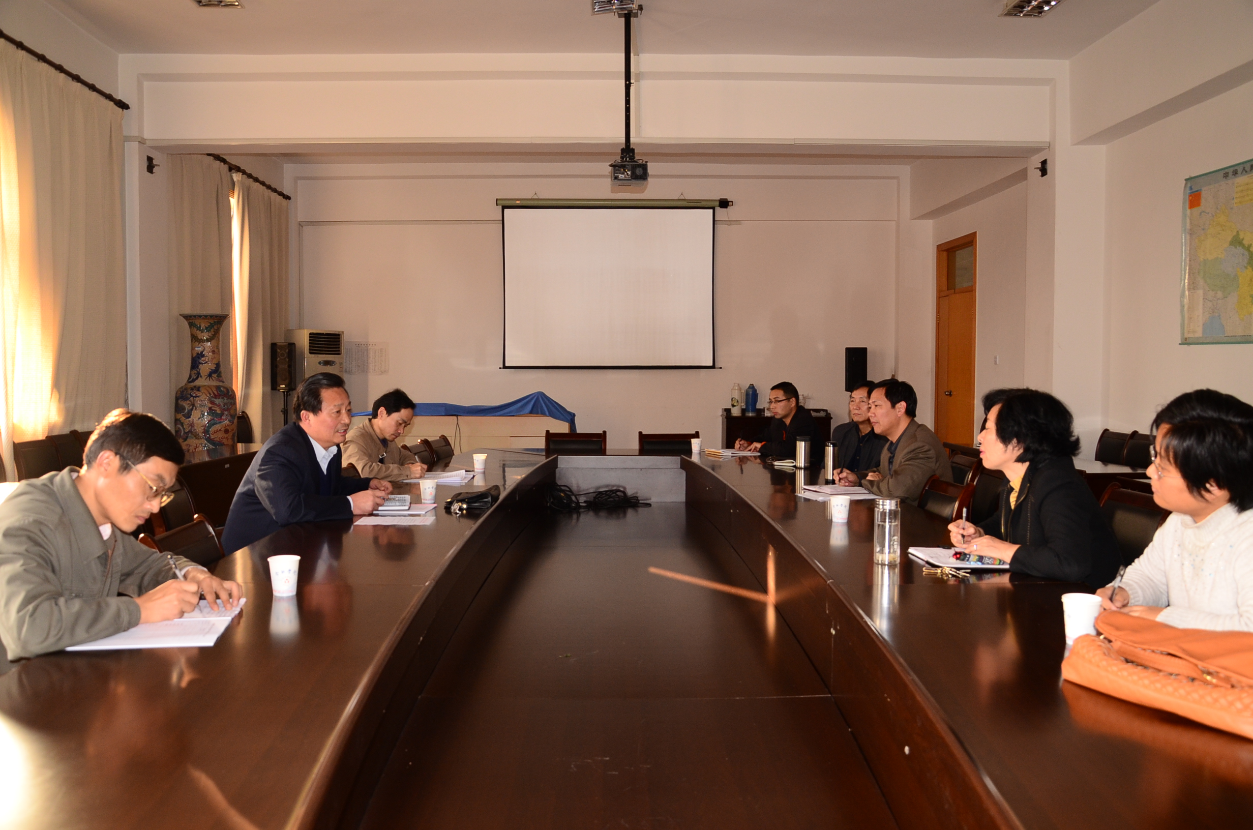 与系党总支委员、系行政负责人、教工和学生党支部书记进行座谈