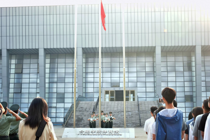 学校举行庆祝中华人民共和国成立73周年升旗仪式