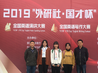 比赛选手和指导教师合影