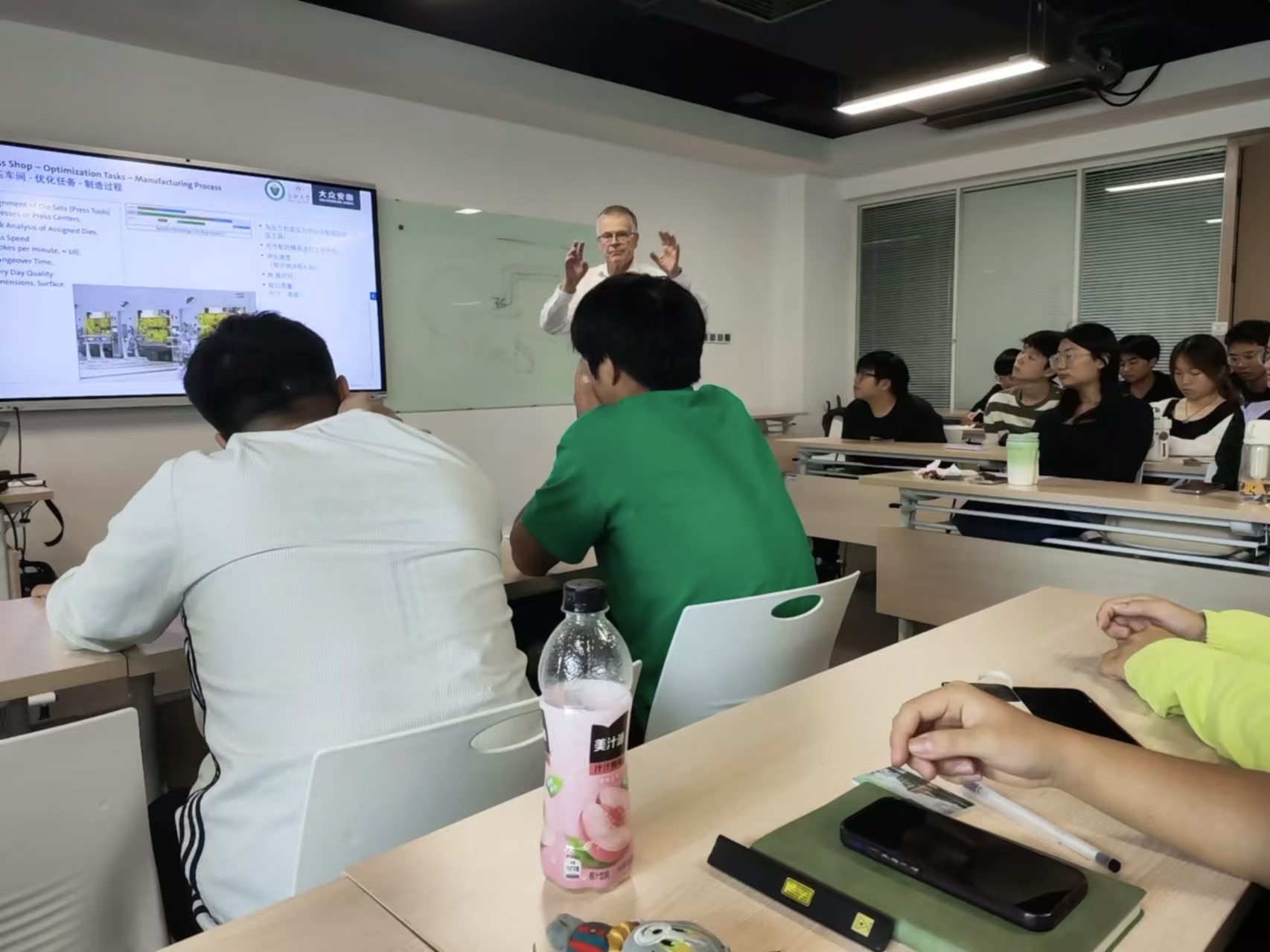 大众学院教授石岳博士授课