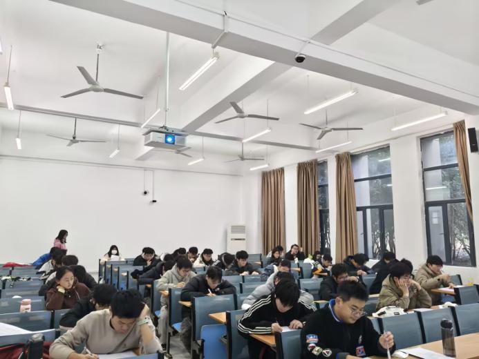 <a href='/dzx/51/7e/c11972a151934/page.htm' target='_blank' title='先进制造工程学院举办大学英语四级模拟考试'>先进制造工程学院举办大学英语四...</a>