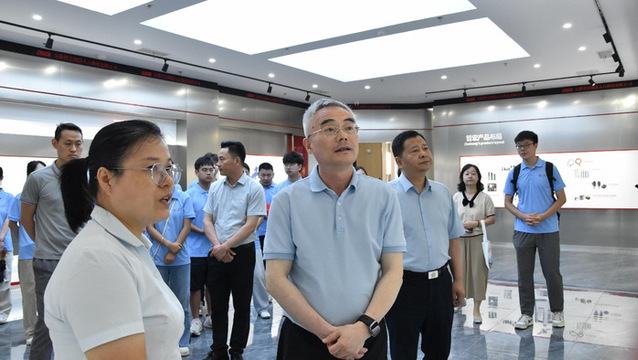 <a href='https://www.hfuu.edu.cn/6f/0a/c8260a159498/page.htm' target='_blank' title='邬平川书记看望慰问三下乡师生'>邬平川书记看望慰问三下乡师生</a>