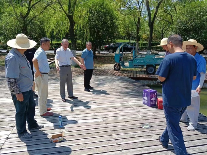 王其东慰问奋战在高温下的后勤一线职工